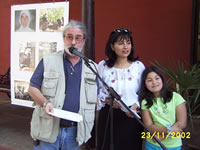 Kiko y Claudia, junto a su hija, dando inicio a la premiaci�n (35,420 bytes)